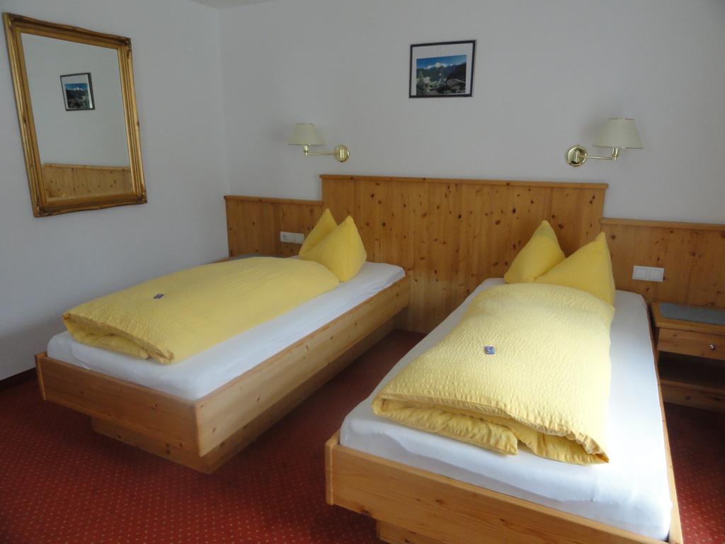 Hotel Traube Sankt Gallenkirch Oda fotoğraf