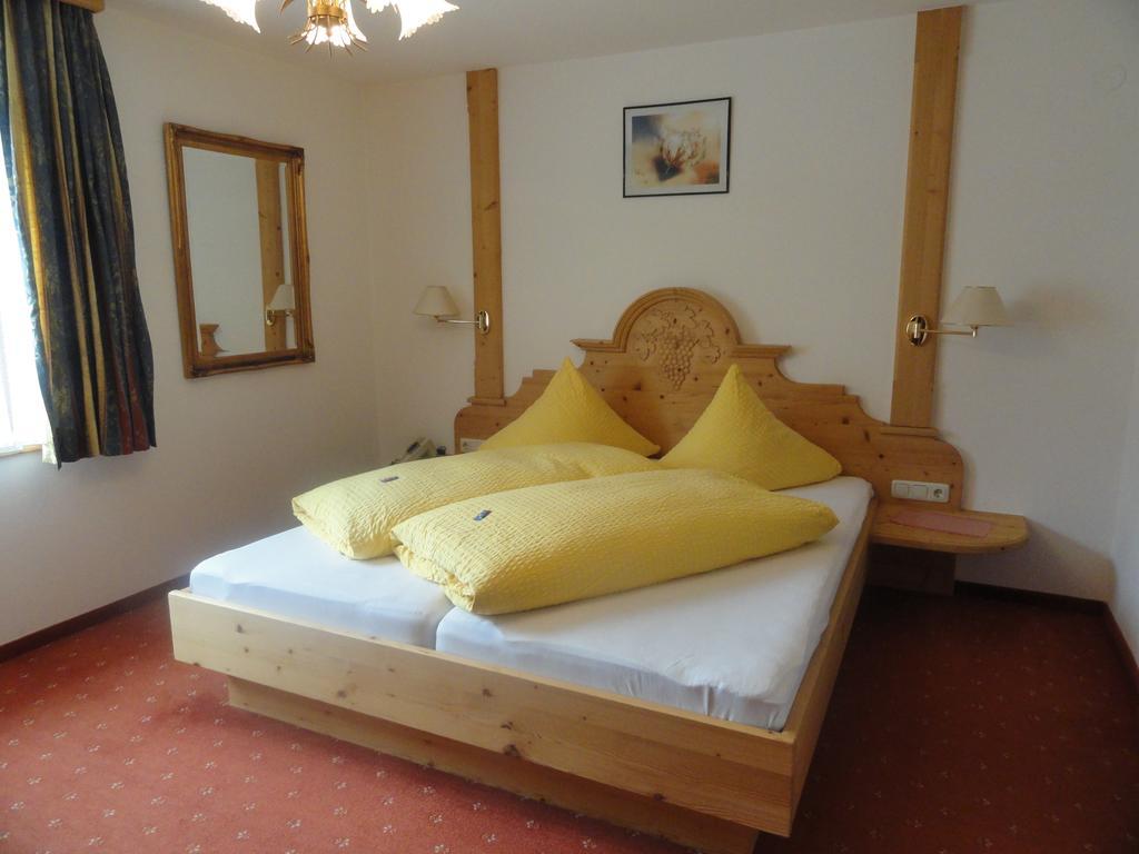 Hotel Traube Sankt Gallenkirch Oda fotoğraf